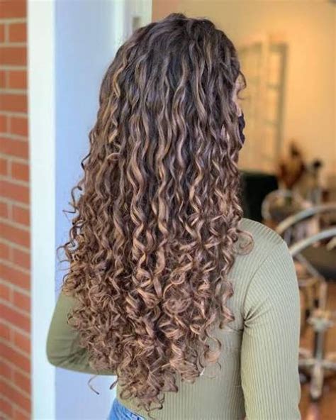 56 Ideias de Luzes em Cabelo Cacheado .